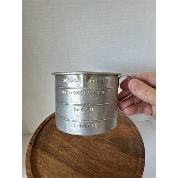 Vintage ALUMINUM Measuring TWO Cup Capacity w/ Handle & Double Spout - Picture 9 of 9
